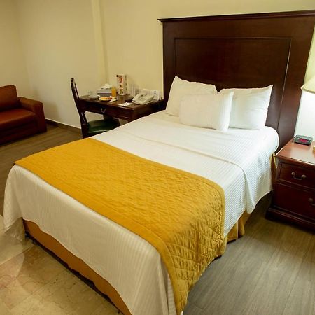 Hotel Plaza Calzada Monterrey Bagian luar foto