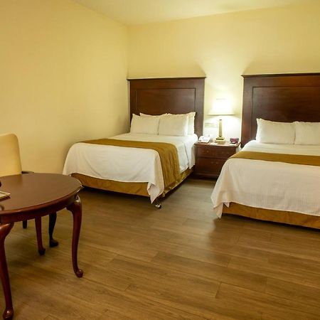 Hotel Plaza Calzada Monterrey Bagian luar foto