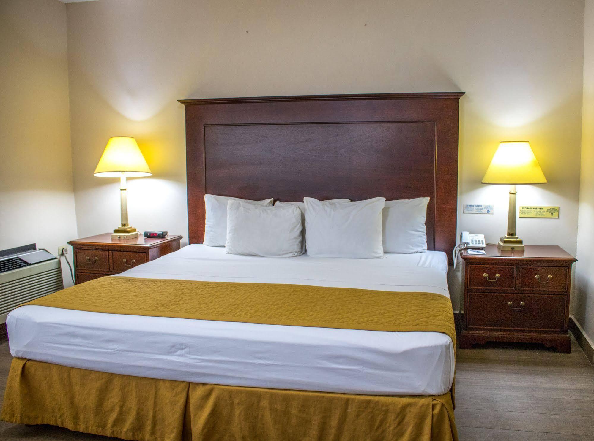Hotel Plaza Calzada Monterrey Bagian luar foto