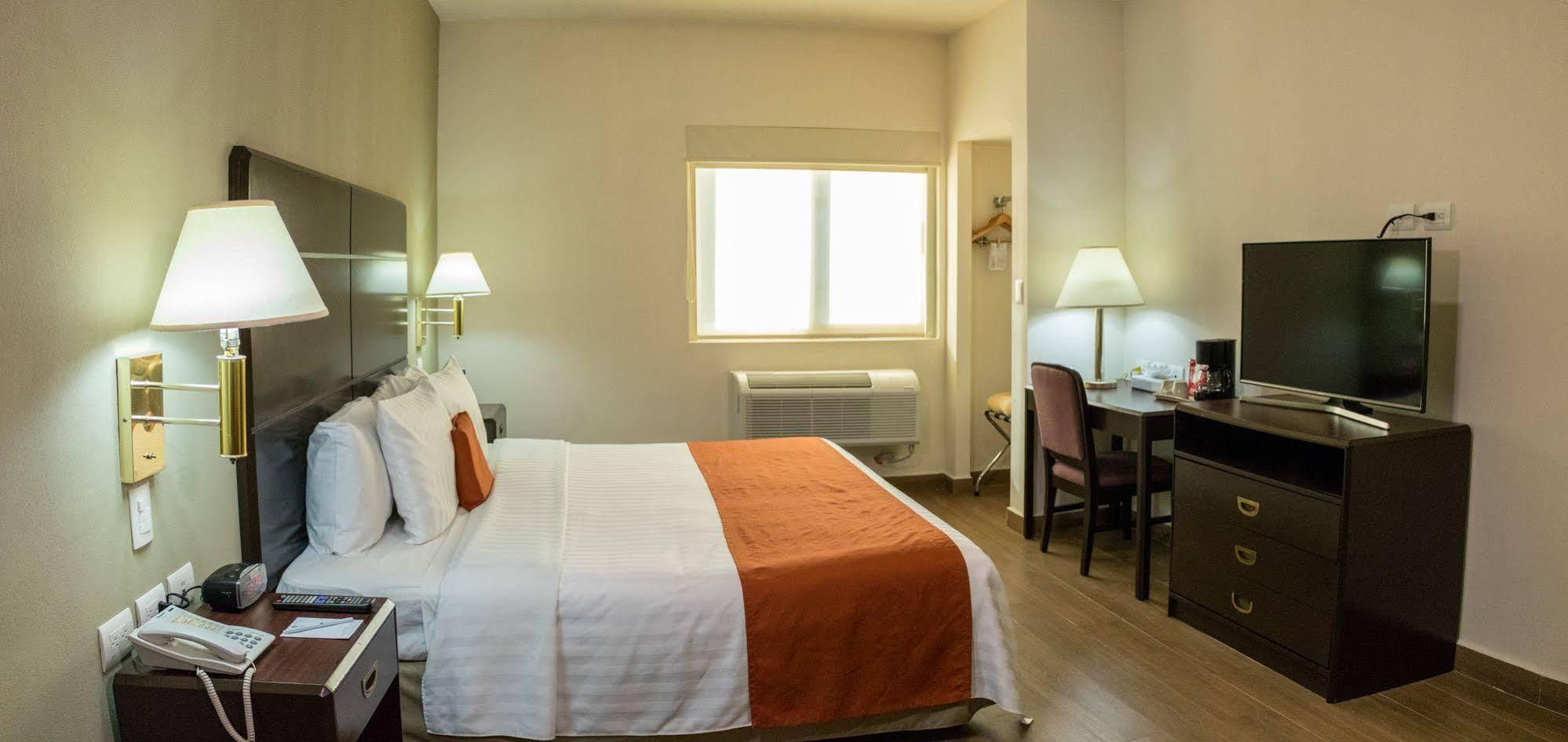 Hotel Plaza Calzada Monterrey Bagian luar foto