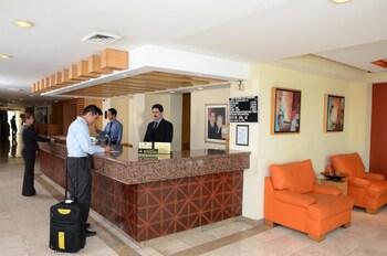 Hotel Plaza Calzada Monterrey Bagian luar foto
