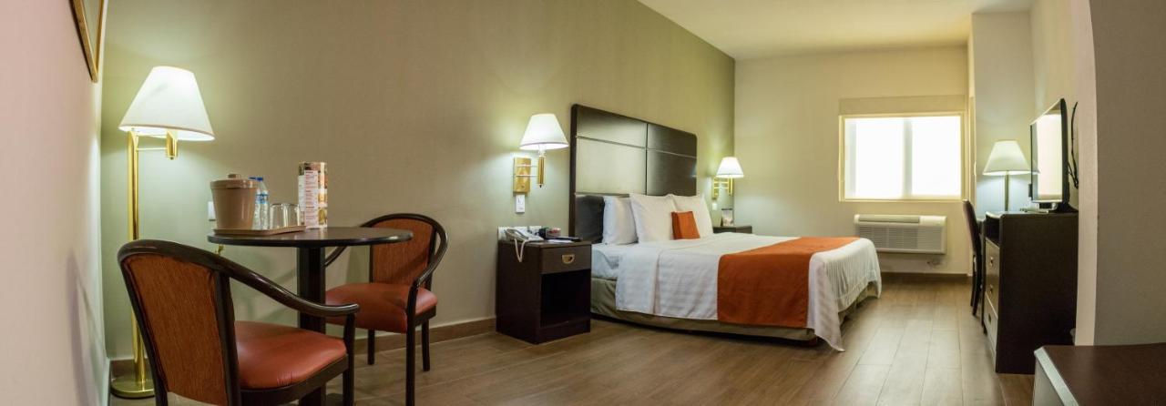 Hotel Plaza Calzada Monterrey Bagian luar foto